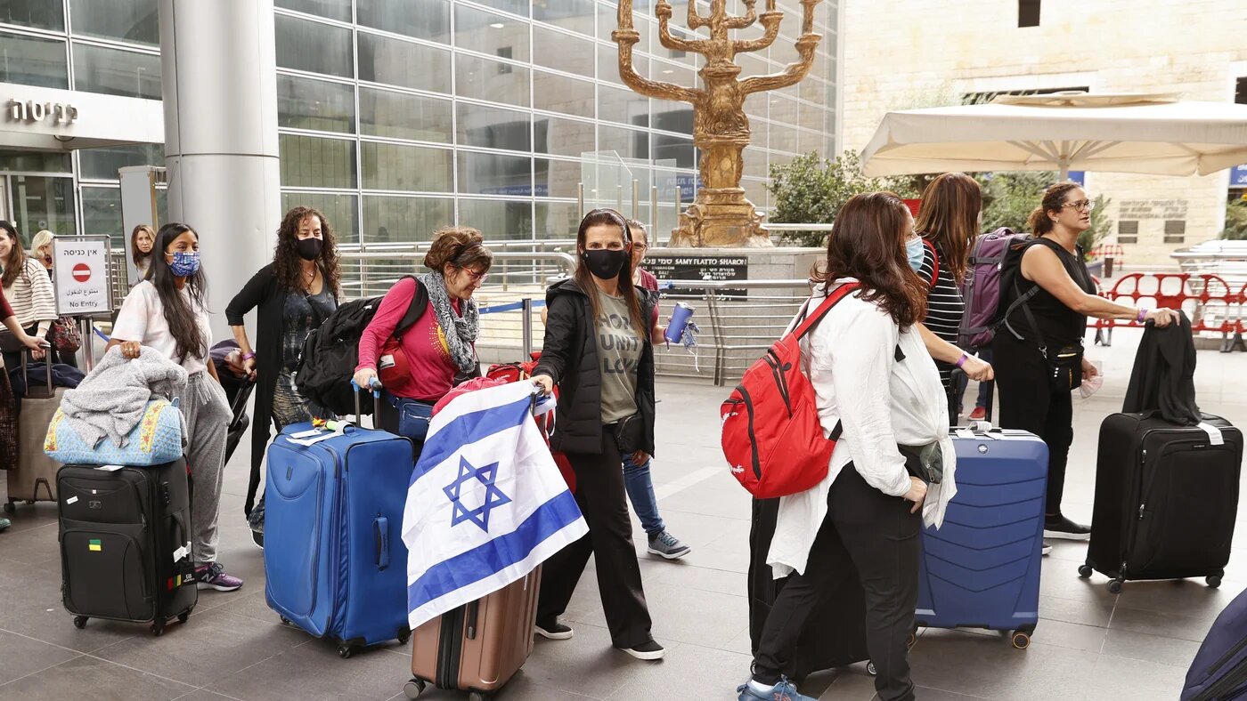 israel-omicron-airport-afp-nov-2021