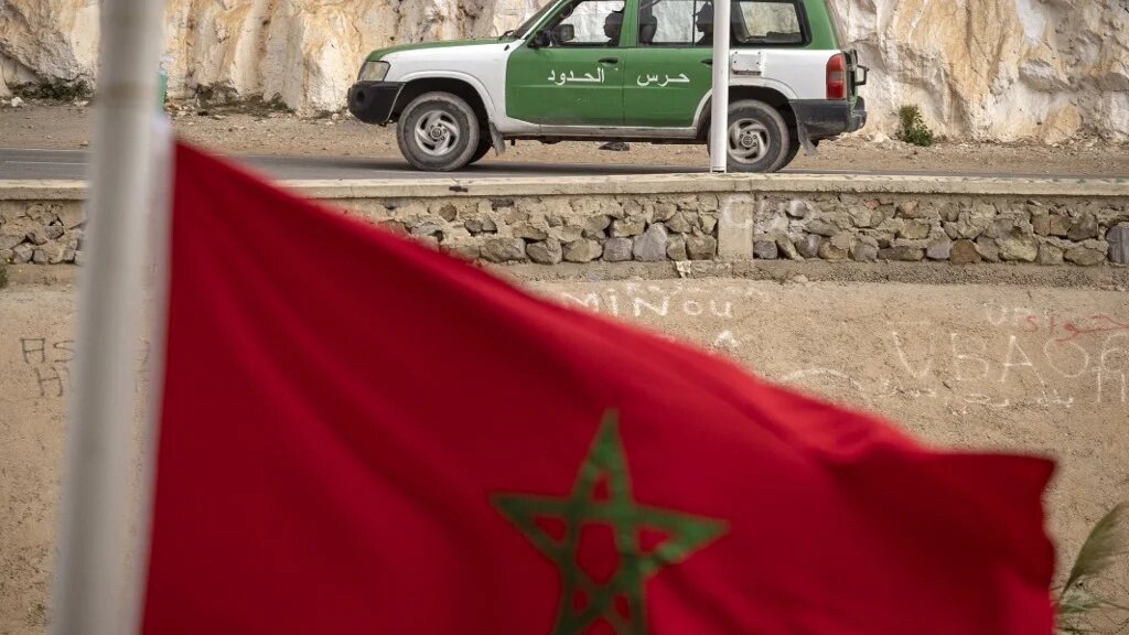Une photo prise dans la région marocaine de Oujda montre des gardes-frontières algériens patrouillant le long de la frontière avec le Maroc le 4 novembre 2021 (AFP/Fadel Senna)
