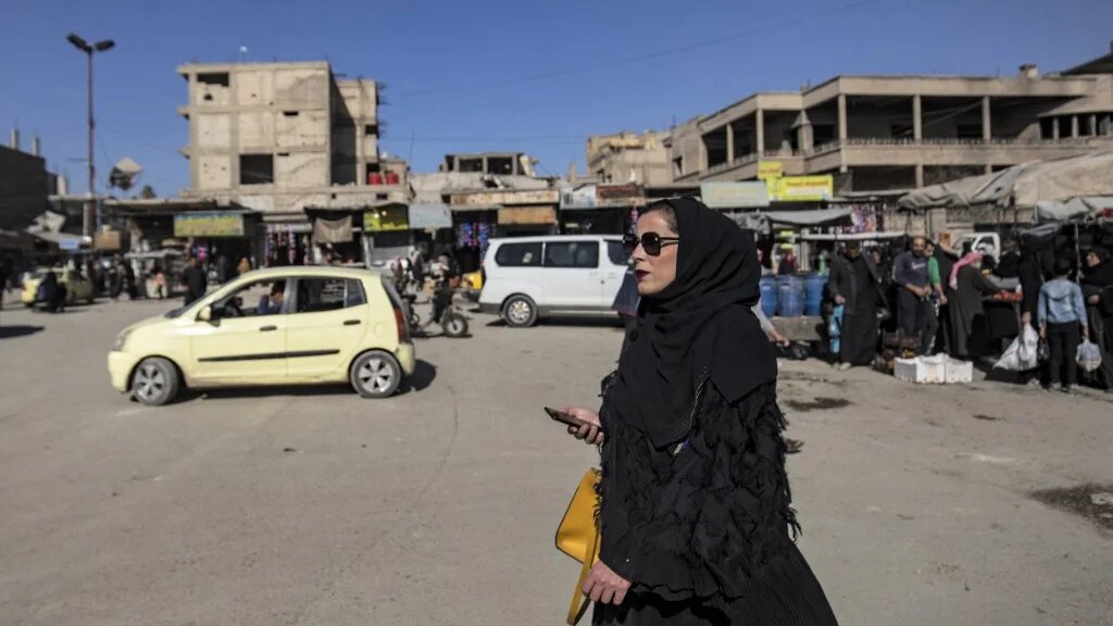 Une femme traverse la rue dans le centre-ville de Raqqa, au nord de la Syrie, le 6 novembre 2021 (AFP/Delil Souleiman) 