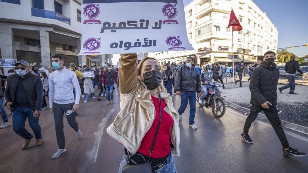 Portant une pancarte « Non au bâillonnement », une manifestante à Rabat, le 7 novembre 2021, dénonce l’obligation du pass sanitaire (AFP/Fadel Senna)