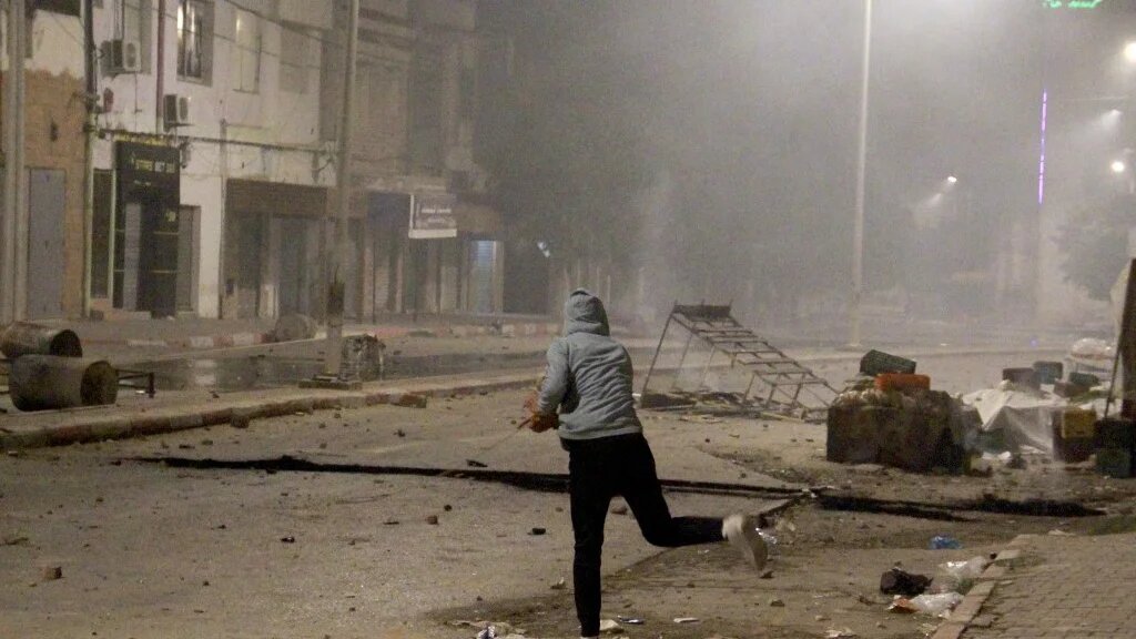 La police tire des grenades lacrymogènes pour disperser une manifestation contre la réouverture d’une décharge à Agareb, le 9 novembre 2021 (AFP/Houssem Zouari)