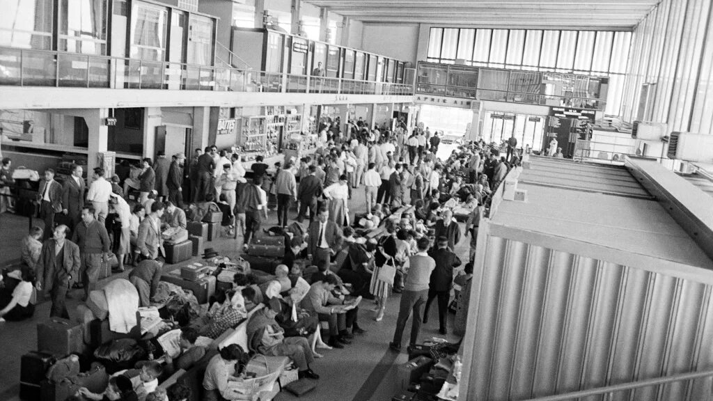 Français d’Algérie attendant de quitter l’aéroport d’Alger le 20 mai 1962 (AFP)