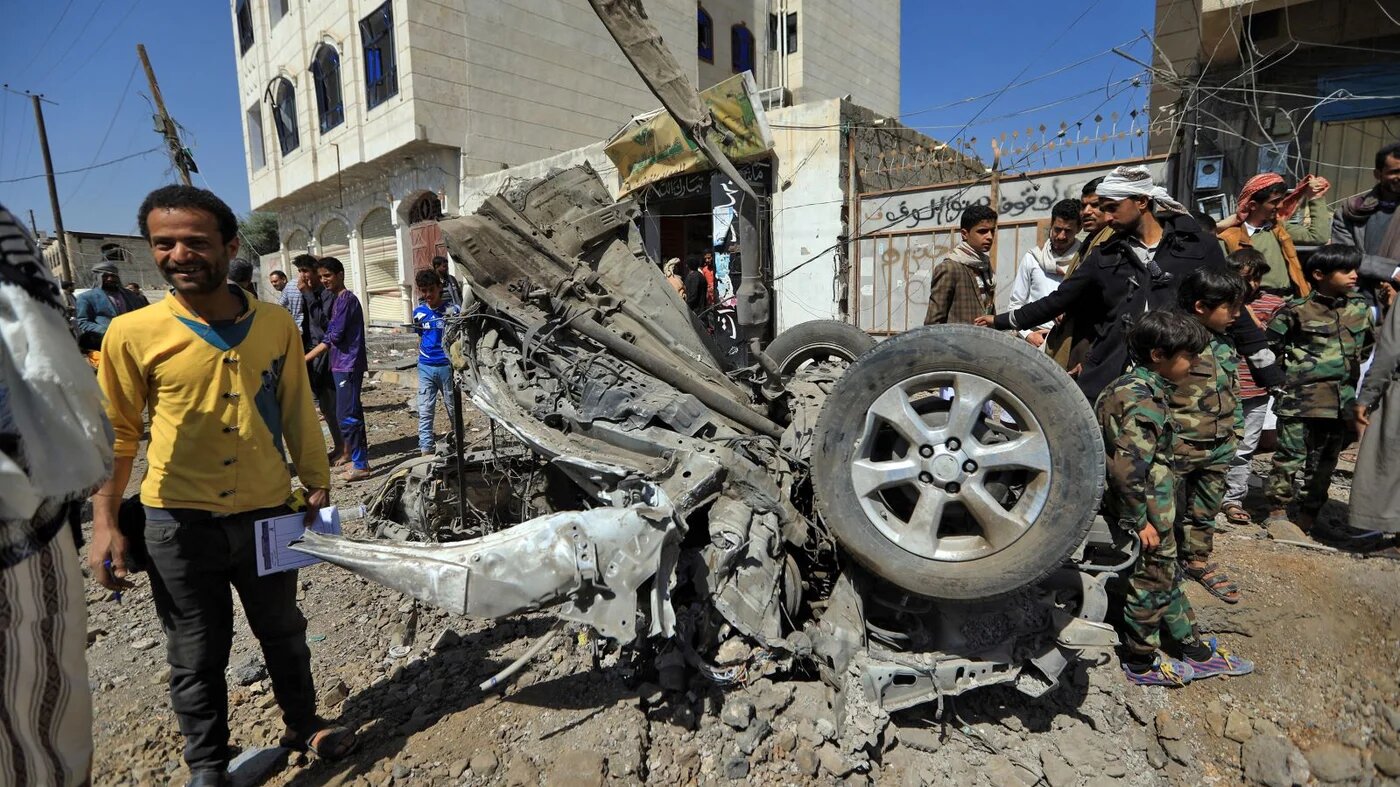 Des Yéménites inspectent un site ciblé par des frappes aériennes saoudiennes contre la capitale Sanaa contrôlée par les Houthis, le 11 novembre 2021 (AFP)