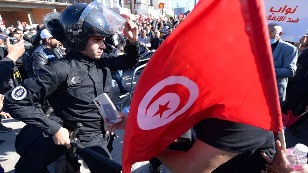 Des protestataires se retrouvent confrontés aux forces de l’ordre lors d’une manifestation contre Kais Saied à Tunis, le 14 novembre 2021 (AFP/Fethi Belaïd)