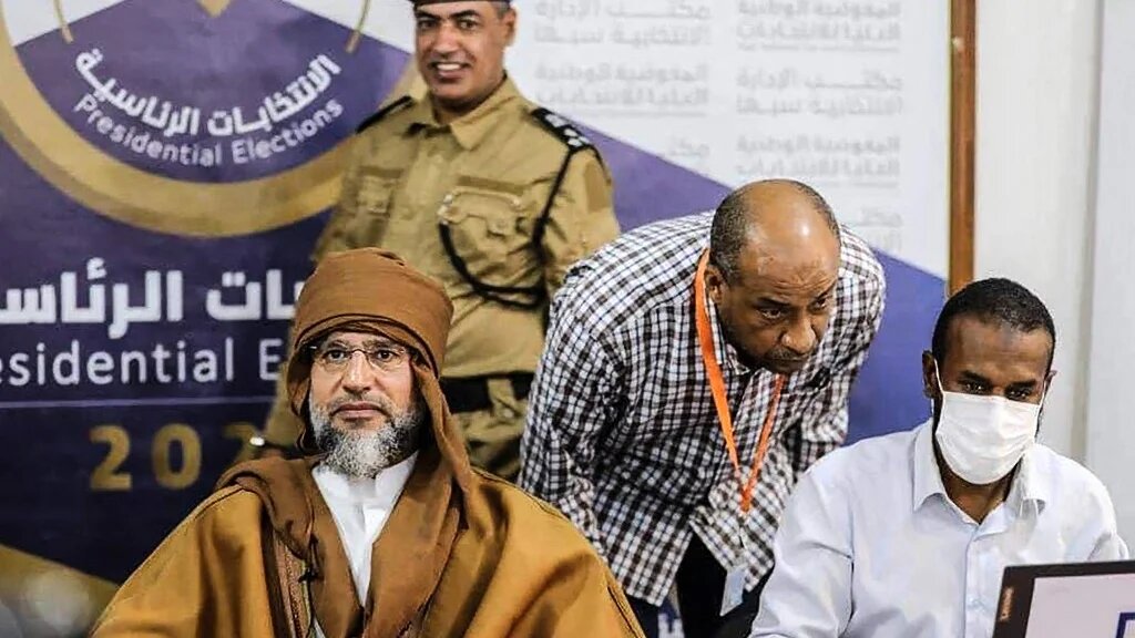 Saïf al-Islam Kadhafi lors du dépôt de sa candidature à la présidentielle, le 14 novembre 2021, à Sebha (sud) (AFP)