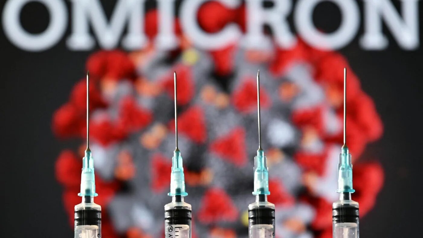 Le nouveau variant du COVID-19, Omicron, est un rappel que les inégalités vaccinales dans le monde créent des failles dans l’immunisation en dehors de l’Occident (AFP)