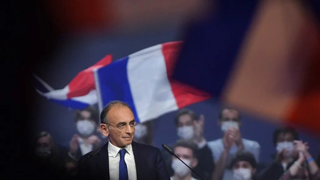 Le candidat à la présidentielle Éric Zemmour promet une immigration zéro, la suppression du regroupement familial, l’expulsion de tous les immigrés clandestins, la suppression des aides sociales et de l’aide médicale aux étrangers extra européens (AFP/Julien de Rosa)