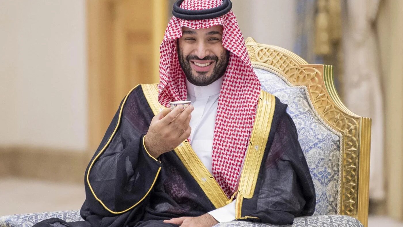 Le prince héritier saoudien Mohammed ben Salmane à Abou Dabi, le 7 décembre 2021 (AFP)