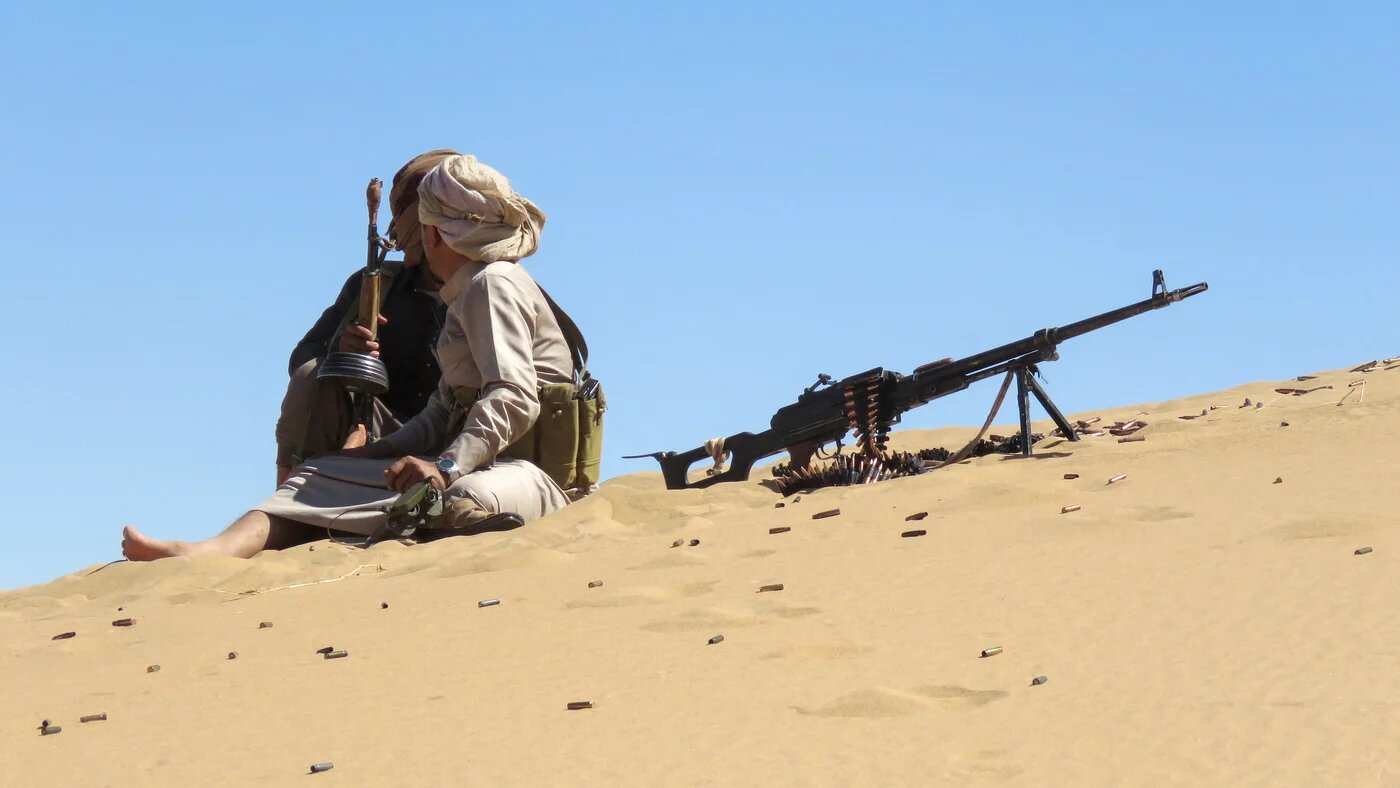 Yemeni pro-government fighters man their position during fighting with Houthi rebels on the al-Jawba frontline south of Marib on 7 December 2021.