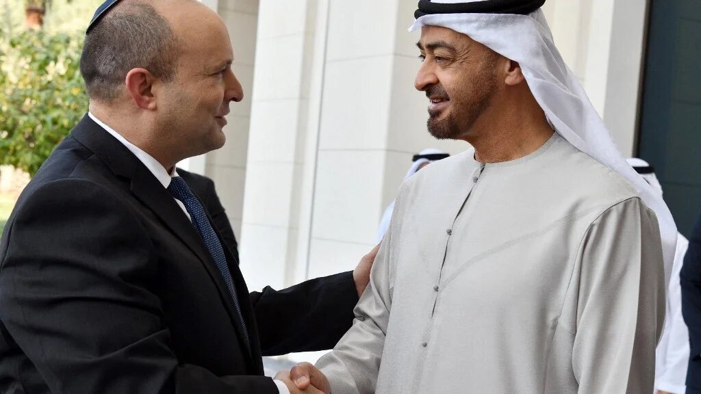 Le Premier ministre israélien Naftali Bennett rencontre le prince héritier des Émirats arabes unis, Mohammed ben Zayed (MBZ), à Abou Dabi, le 12 décembre 2021 (AFP)