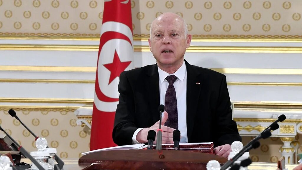 « Si le peuple ne peut plus exercer sa souveraineté car le texte [la Constitution] ne le lui permet plus, il faut élaborer un nouveau texte. Les Constitutions ne sont pas éternelles », a-t-il affirmé lundi 13 décembre en présidant le conseil des ministres peu avant son discours (AFP)