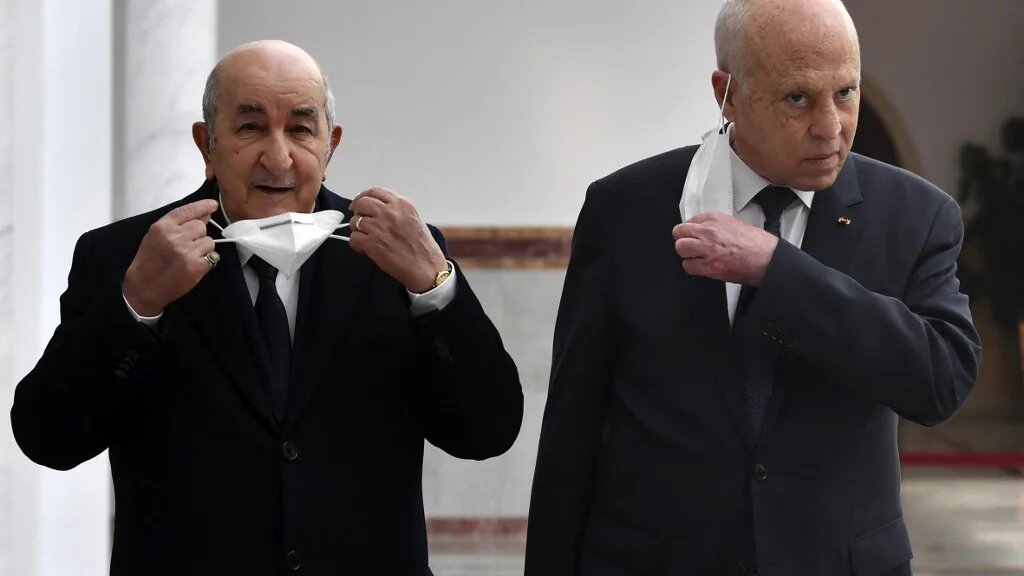 Les présidents algérien et tunisien à l’aéroport Tunis-Carthage, le 15 décembre 2021 (AFP/Fethi Belaid)