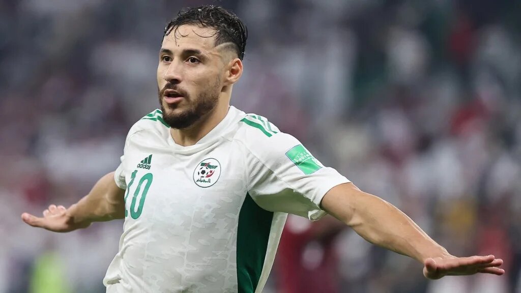 Youcef Belaïli, qui aura 30 ans en mars, a brillé ces dernières années en sélection algérienne, participant activement à la victoire de l’Algérie à la Coupe d’Afrique des nations 2019 et à celle en Coupe arabe en décembre (AFP/Karim Jaafar)