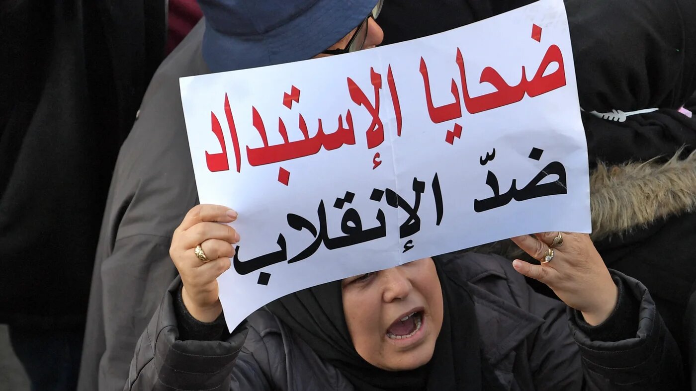 Des manifestants entonnent des slogans contre le président tunisien Kais Saied à l’occasion du onzième anniversaire du début de la révolution de 2011, le 17 décembre 2021 (AFP)