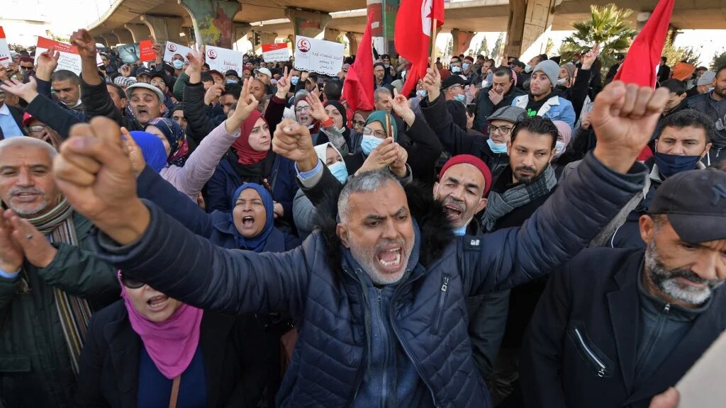 Les Tunisiens protestent contre la décision du président Kais Saied de prolonger la suspension du Parlement, l’accusant de porter un nouveau coup à la démocratie naissante du pays, le 17 décembre 2021 à Tunis (AFP/Fethi Belaid)