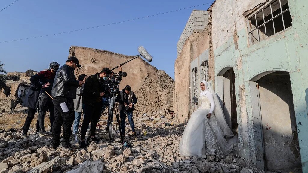 Des étudiants en cinéma travaille sur le plateau de tournage dans des ruines de la ville de Mossoul, nord de l’Irak, le 15 décembre 2021 (AFP/Zaid al-Obeidi)