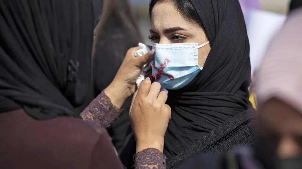 Manifestation à Bassorah, sud de l’Irak, le 8 mars 2021, pour dénoncer la situation des Irakiennes (AFP/Hussein Faleh)