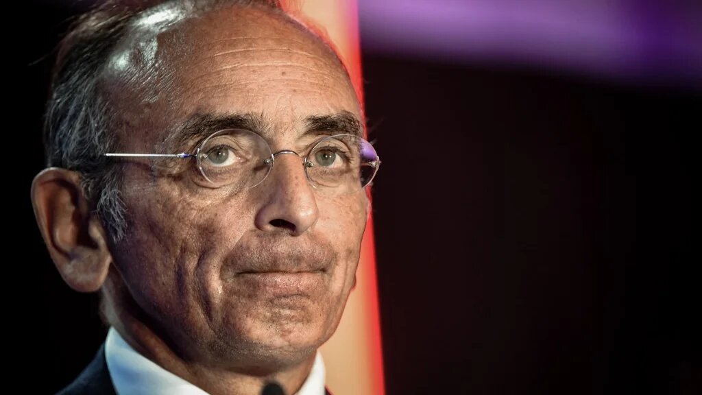 Le candidat d’extrême droite Éric Zemmour a déclaré, le 17 janvier 2022, « c’est notre faiblesse qui rend les dirigeants algériens arrogants » (AFP/Jean-François Monier)