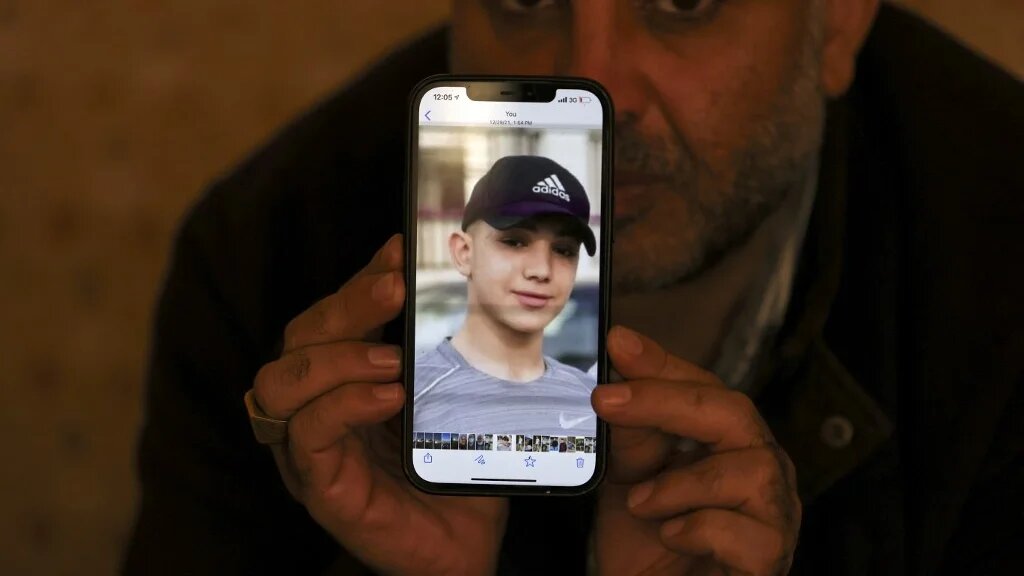 Mouammar Nakhleh montre la photo de son fils, Amal, 17 ans, détenu depuis un an sous le régime de la « détention administrative » (AFP/Abbas Momani)