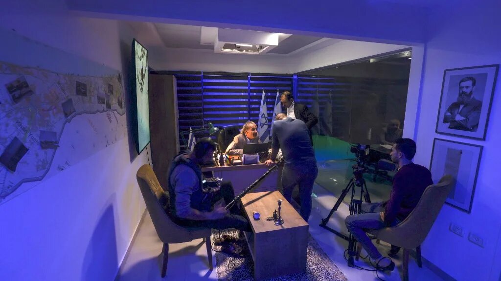 Le bureau du patron du Shin Beth a été reconstitué pour les besoins du tournage de la série Qabdat al-Ahrar à Gaza (AFP/Mahmud Hams)