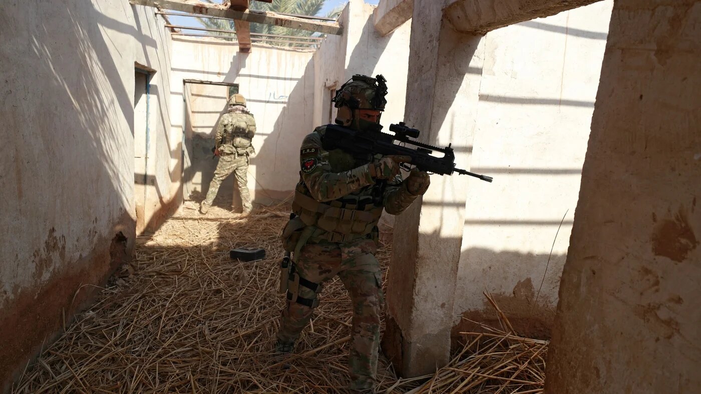 Les Forces de réaction rapide effectuent une opération de ratissage dans un village de la région de Hawi al-Adhim après l’attaque d’Umm al-Karami, le 24 janvier 2022 (AFP/Ahmad al-Rubaye)