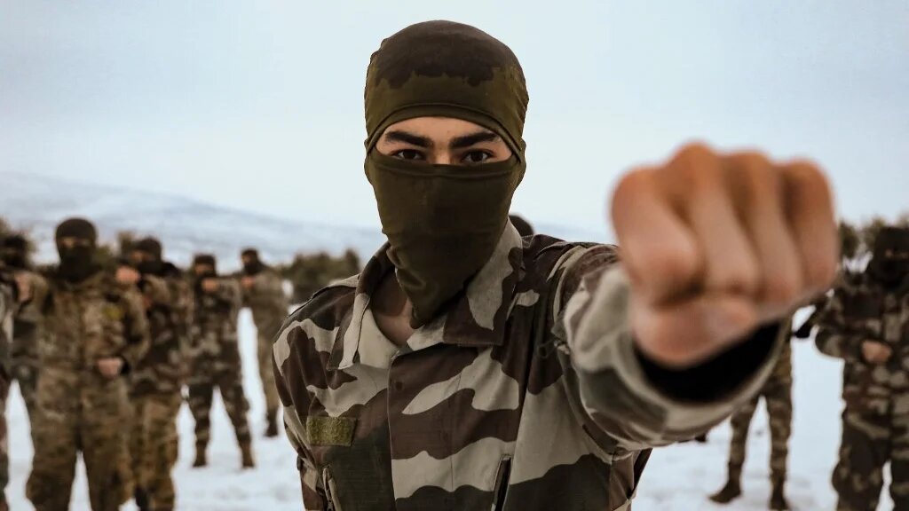 Des combattants syriens participent à un entraînement militaire dans une base enneigée de la région d’Afrin, dans la campagne du nord-ouest de la province d’Alep, le 26 janvier 2022 (AFP/Bakr Alkasem)