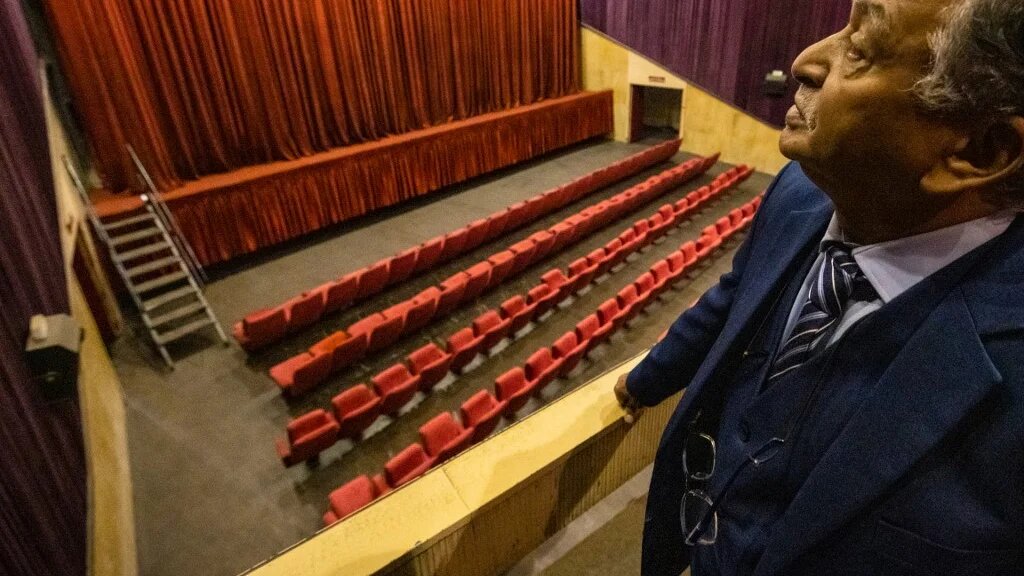 À Meknès (nord), la démolition en 2006 du Régent, un ancien théâtre municipal aux lignes baroques bâti dans les années 1920, a été un coup dur pour Yahla Yahla, qui y fut projectionniste durant 35 ans (AFP/Fadel Senna)