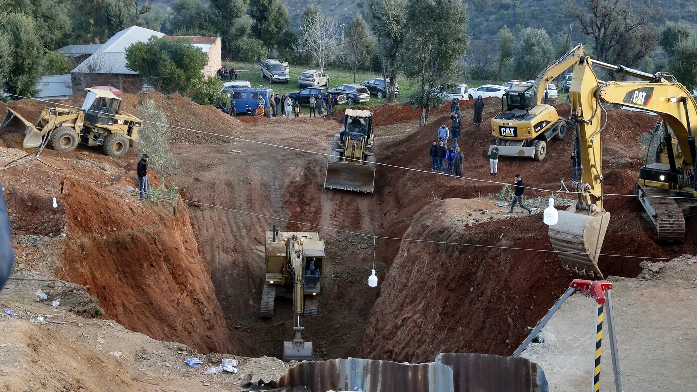 Les autorités marocaines et les pompiers s'emploient à sortir Rayan, un enfant de 5 ans tombé dans un puits dans la région de Chefchaouen (AFP/RST)
