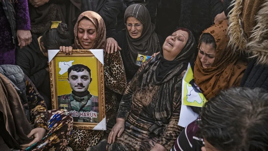 Funérailles à Hassaké de combattants des Forces démocratiques syriennes, tués lors d'affrontements avec des membres de l’EI dans la prison de al-Sina’a (AFP) 