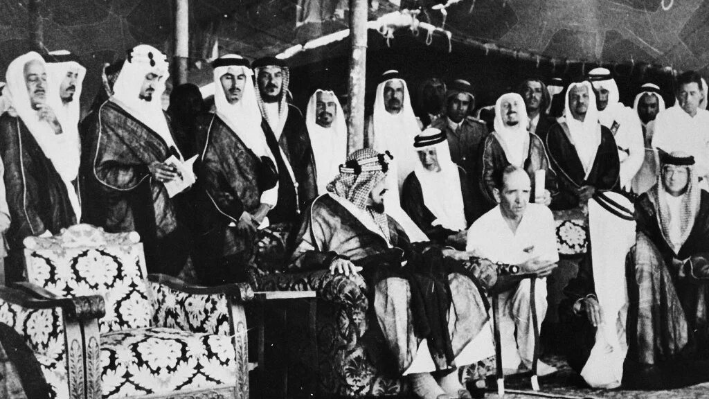 Le fondateur de l’Arabie saoudite, le roi Abdelaziz ben Abderrahmane al-Saoud, s’entretient avec le directeur général d’Aramco N. Devins, lors de la cérémonie d’ouverture de la liaison ferroviaire Riyad-Dammam en octobre 1951 (AFP)