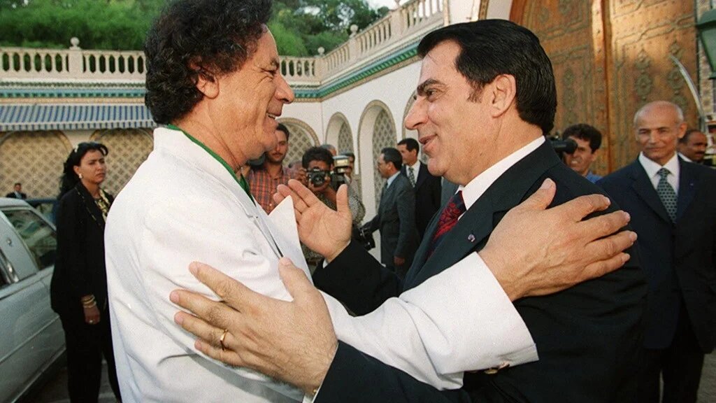 Le président Ben Ali reçoit son homologue libyen Mouammar Kadhafi à Tunis, le 2 août 2000 pour « relancer l’Union du Maghreb arabe » (AFP)