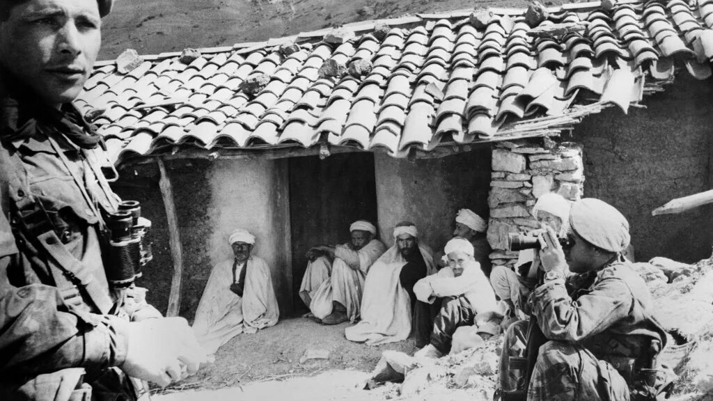 Des paras de l’armée française dans un village de la région de Palestro (sud d’Alger), le 25 mai 1956 (AFP)