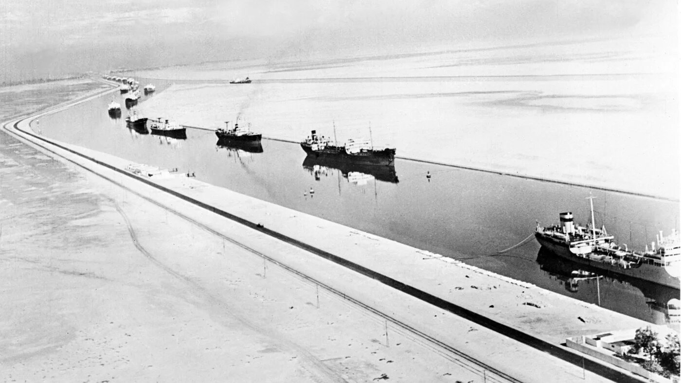 Photo non datée de cargos traversant le canal de Suez (AFP)