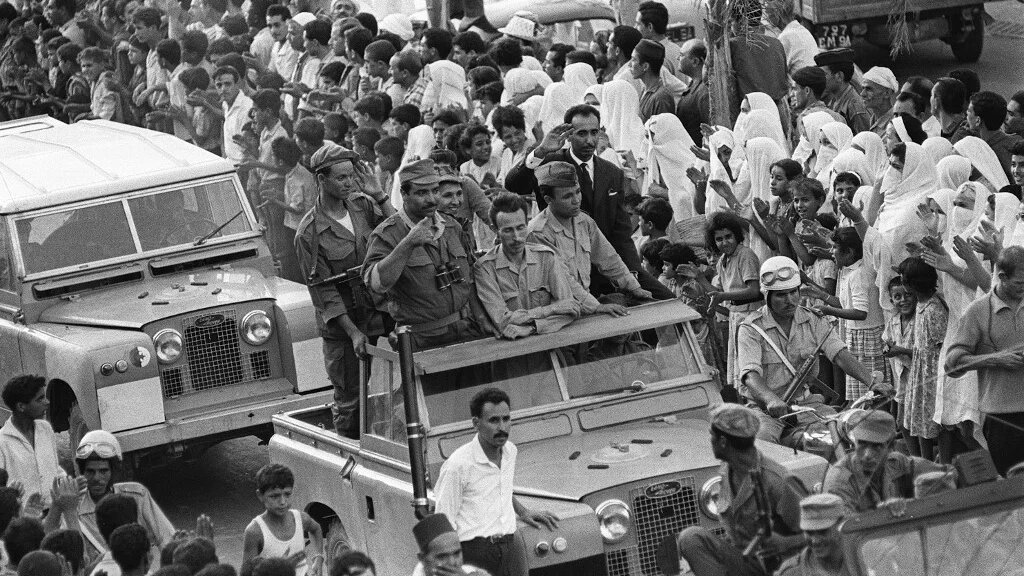 Blida, le 9 septembre 1962. Houari Boumédiène traverse la capitale de la Mitidja en direction d’Alger afin de solutionner la crise qui secoue un pays indépendant depuis deux mois (AFP)