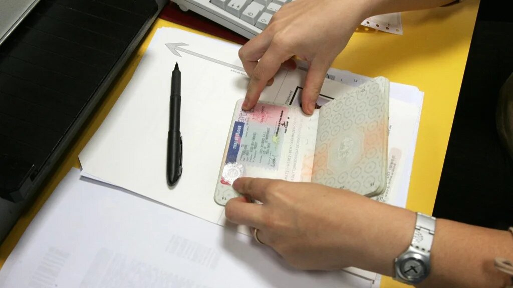 Expérimentée depuis 2010, la dématérialisation des demandes de titres de séjour est désormais devenue systématique, surtout depuis la crise sanitaire (AFP/Thomas Coex)