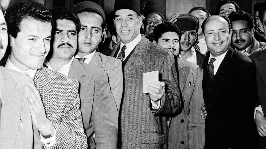 Des petites histoires dans la grande Histoire : voilà ce que racontent les photos d’archives. À l’occasion du 65e anniversaire de l’indépendance tunisienne, MEE a choisi de décrypter cette photo illustrant le triste destin du grand vizir de Tunis Tahar ben Ammar