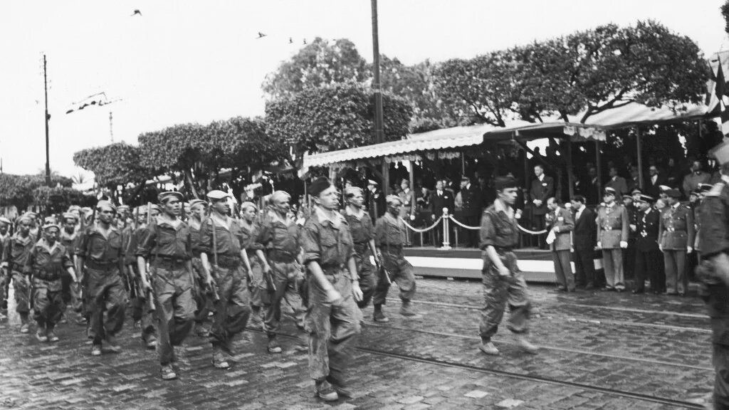Des harkis défilent à Alger, le 8 mai 1957 (AFP/Jacques Grévin)
