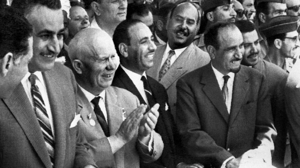 De gauche à droite : le président égyptien Gamal Abdel Nasser, le dirigeant soviétique Nikita Khrouchtchev, le président irakien Abdel Salem Aref et le président yéménite Abdallah al-Sallal, le 13 mai 1964 en Égypte (AFP)
