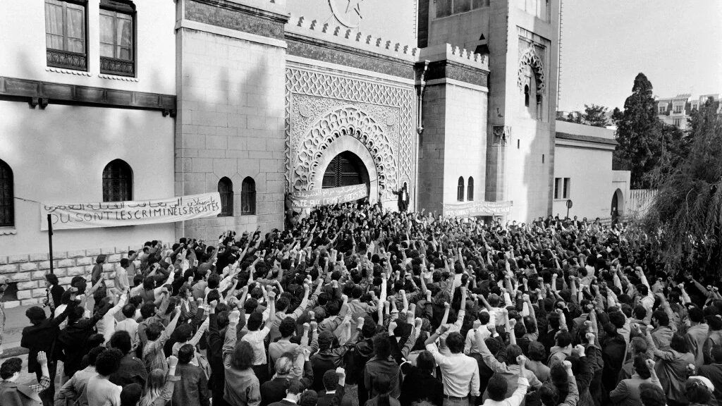 Ouvriers maghrébins manifestant devant la Mosquée de Paris contre les fréquentes attaques racistes, le 14 septembre 1973 (AFP)