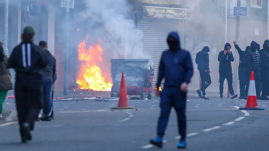A building is set alight in the Sandy Row area of Belfast city centre, Northern Ireland, in the evening of 9 June 2026 (AFP)