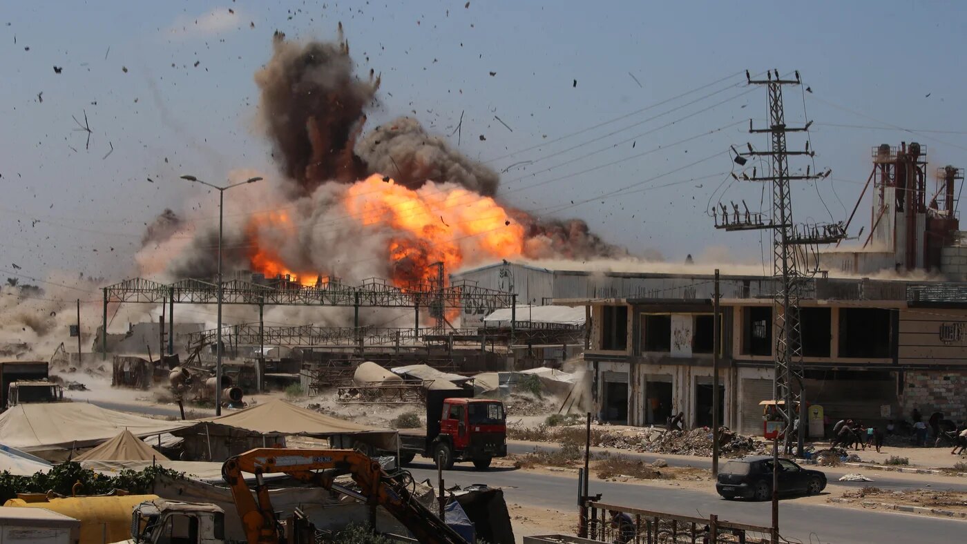 Smoke and a fireball rise during an Israeli strike in Maghazi, central Gaza, 23 August 2026. (Eyad Baba/AFP)