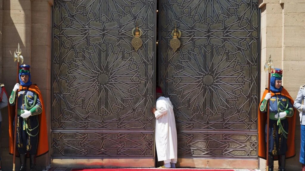 Un officiel marocain regarde à l’intérieur du palais royal, à Rabat (AFP/Jacquelyn Martin)