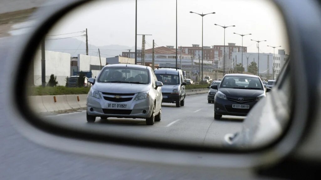 Depuis 2019, l’Algérie n’a importé que quelques milliers de véhicules, un chiffre insignifiant comparé aux 450 000 de 2012 (AFP)