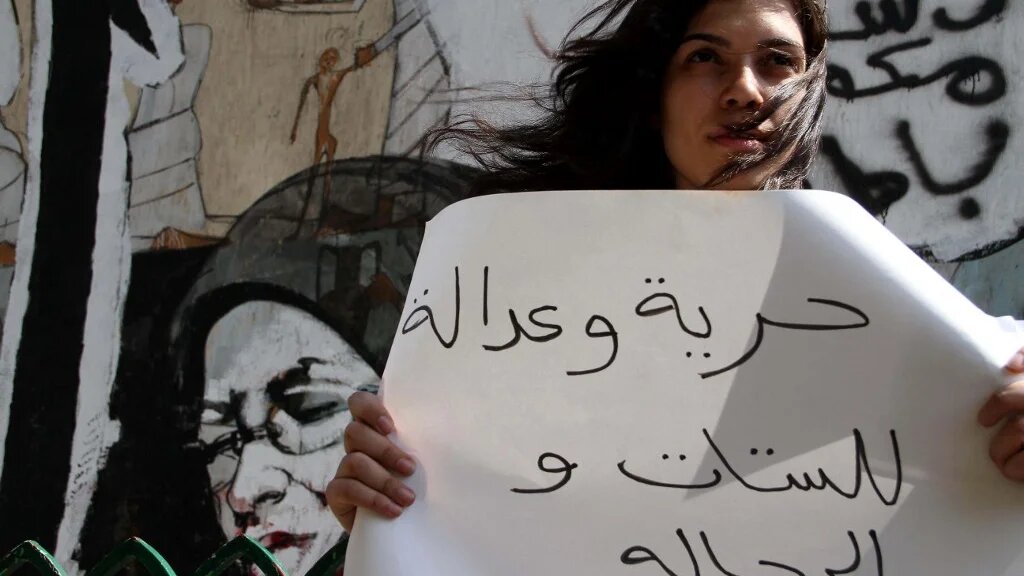 Une manifestante tient une pancarte réclamant « Liberté et justice pour les femmes et les hommes » lors d’une manifestation au Caire contre le harcèlement sexuel en Égypte, le 6 juillet 2012 (AFP/Ahmed Mahmud)