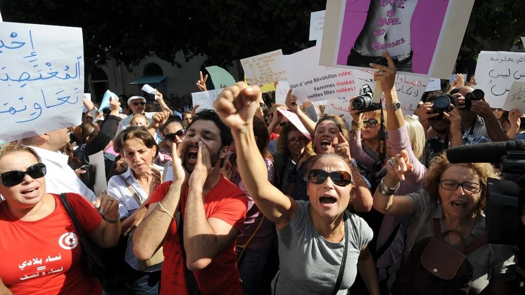 La Tunisie a voté une loi contre les violences faites aux femmes. Sauf qu’un manque de moyens sur le terrain et l’absence d’une véritable assise sociale en font une loi inapplicable et inappliquée (AFP)
