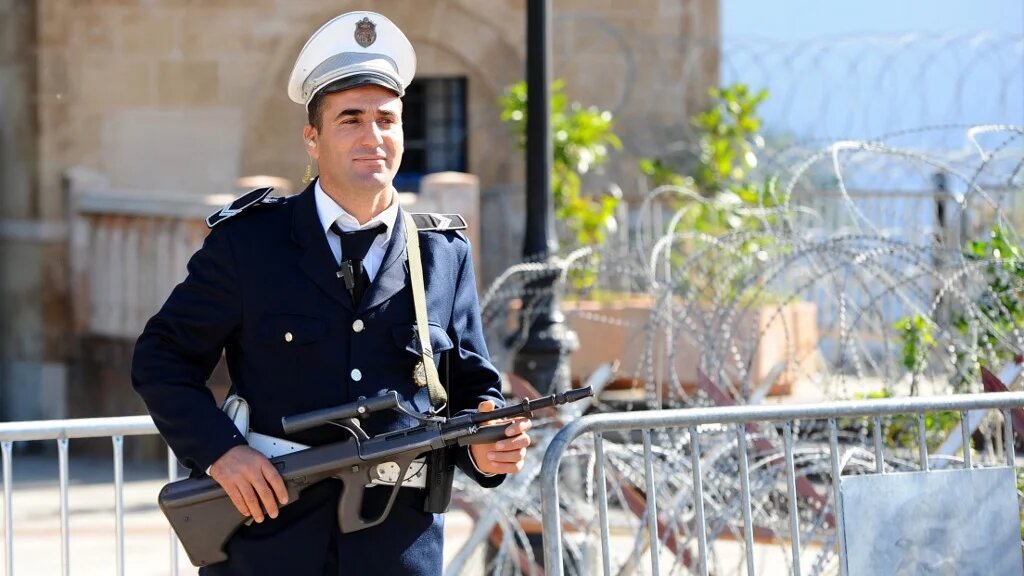 La place de la Kasbah porte bien son nom. Le siège du gouvernement est, en effet, une « citadelle » fortifiée par des dizaines de barrières métalliques et d’imposantes fourgonnettes de police (AFP/Fethi Belaïd)