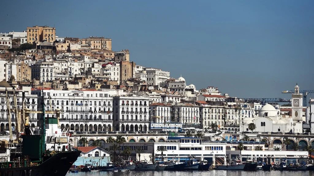 Vue du front de mer d’Alger, de la Casbah et de la mosquée Djamaa Jdid (AFP/Farouk Batiche)