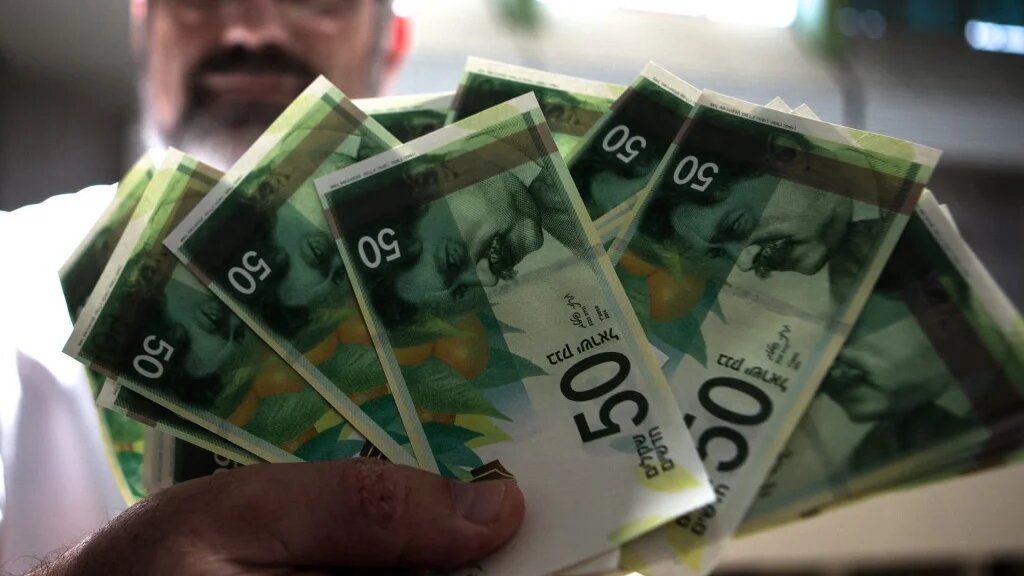 Les banques palestiniennes rechignent les accepter des dépôts en shekels, évoquant un surplus de cette devise en liquide dont elles ne savent pas quoi faire (AFP/Menahem Kahana)