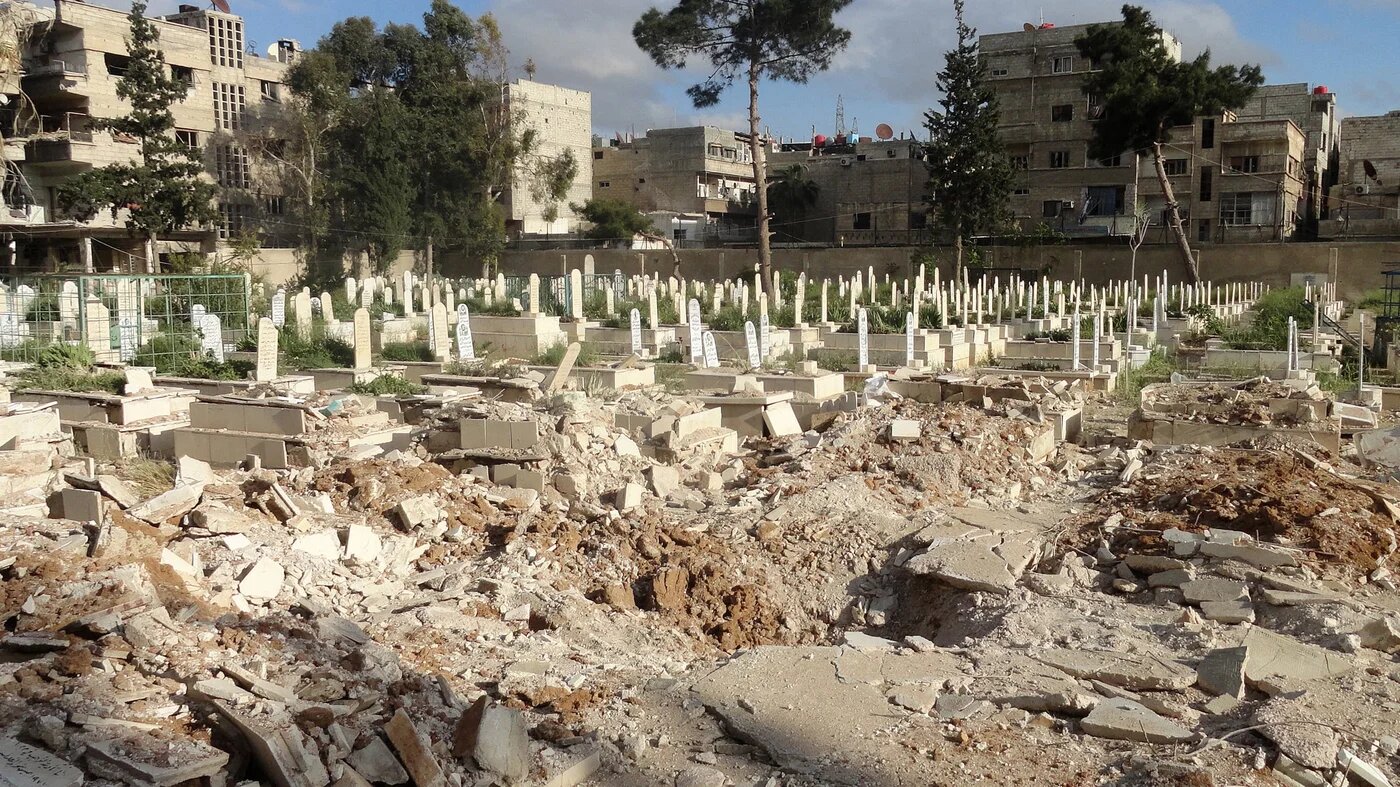 A picture taken on 11 April 2015, shows the damage inflicted upon a cemetery, following a reported barrel bomb attack by Syrian government forces, in the Yarmuk Palestinian refugee camp in the Syrian capital Damascus (RAMI AL-SAYED / AFP)