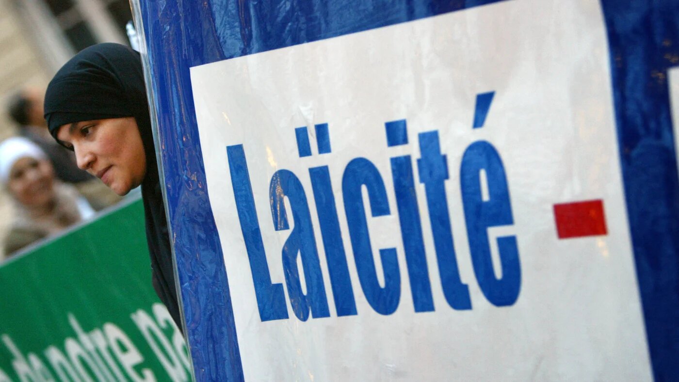 Une musulmane manifeste aux abords de l’Assemblée nationale, à Paris, contre le projet de loi sur les signes religieux à l’école, le 4 février 2004 (AFP)
